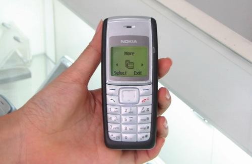  1. Nokia 110i Được mệnh danh là siêu cục gạch, Nokia 110i có thiết kế bên ngoài cực đơn giản. So với các dòng trên thị trường, chiếc điện thoại khá quê mùa với màn hình đen trắng. Tuy nhiên, yếu điểm này không làm giảm sức tiêu thụ Nokia 110i, bởi kéo lại là ưu điểm độ bền khi va đập, chất lượng pin khủng, trụ được 5-6 ngày khi đã sạc đầy.